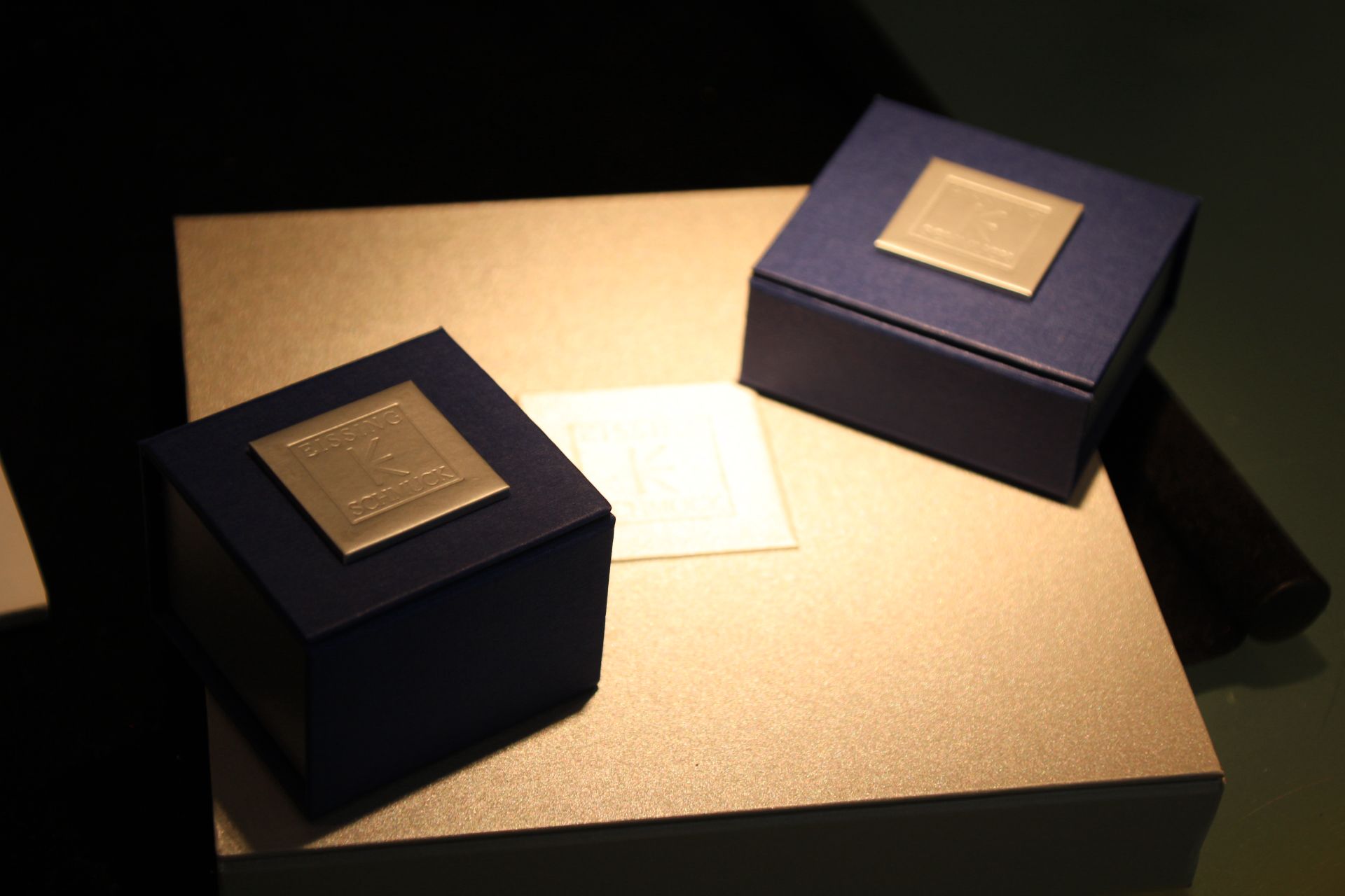 Geprägte Geschenkboxen mit dem Eissing-Schmuck-Siegel